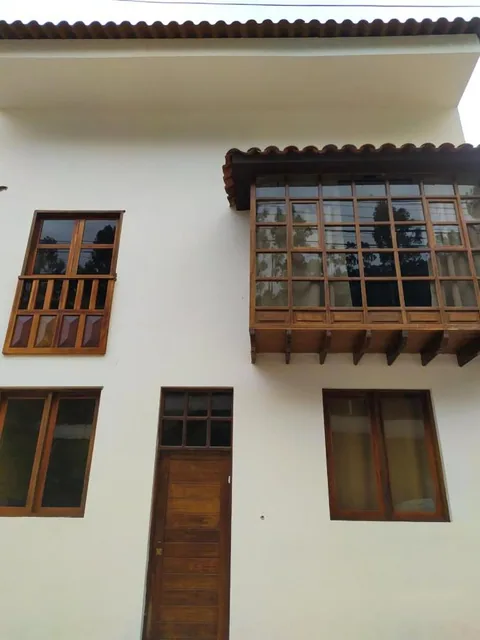 Fachada de Casa Agustina con balcones de madera