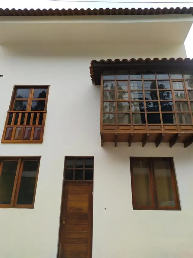Fachada de Casa Agustina con balcón de madera