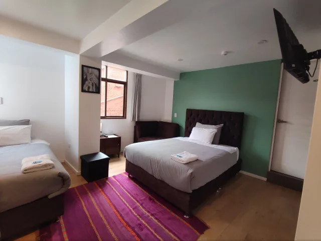 Habitación amplia con dos camas