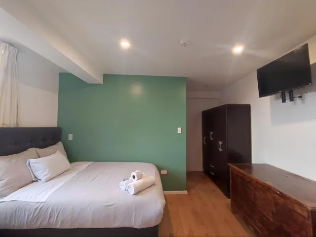 Habitación con escritorio y TV