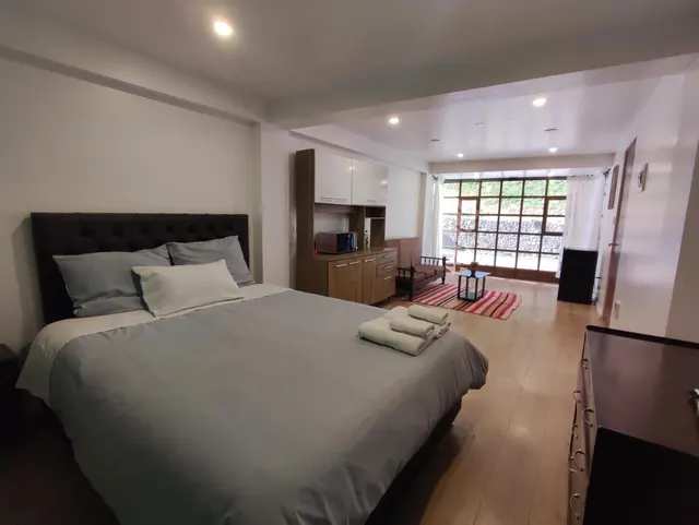 Habitación amplia con ventanal