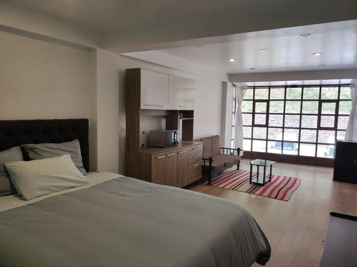 Habitación con zona de estar y ventanal