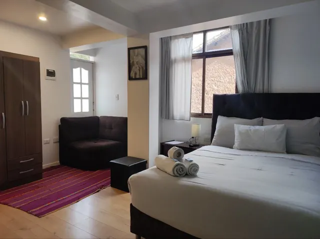 Habitación con sofá y ventana