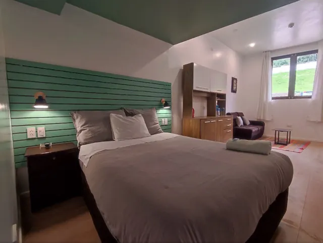 Habitación con cabecero de madera verde