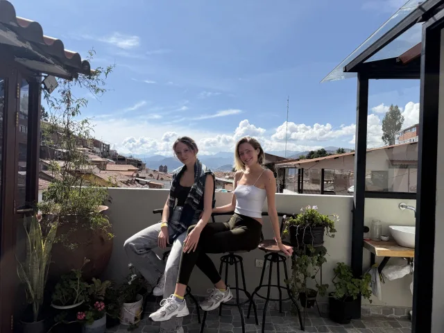 Huéspedes disfrutando la terraza con vista a Cusco