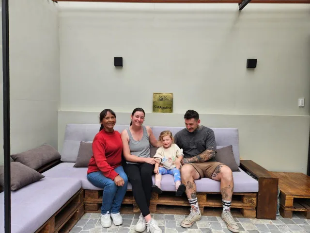 Pilar compartiendo un momento con una familia de huéspedes