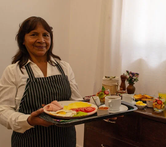 Pilar sirviendo el desayuno