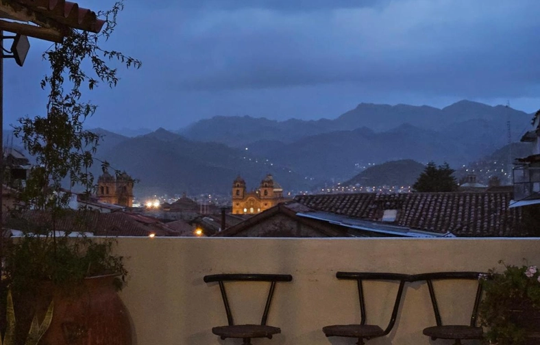 La terraza de Casa Agustina iluminada por la noche