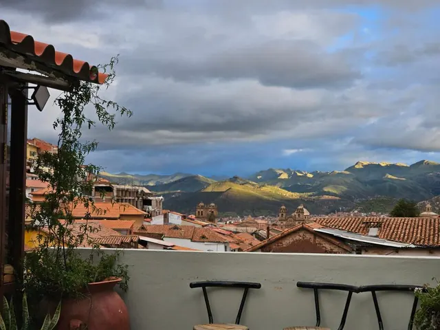 Vista de los tejados y montañas de Cusco desde la terraza